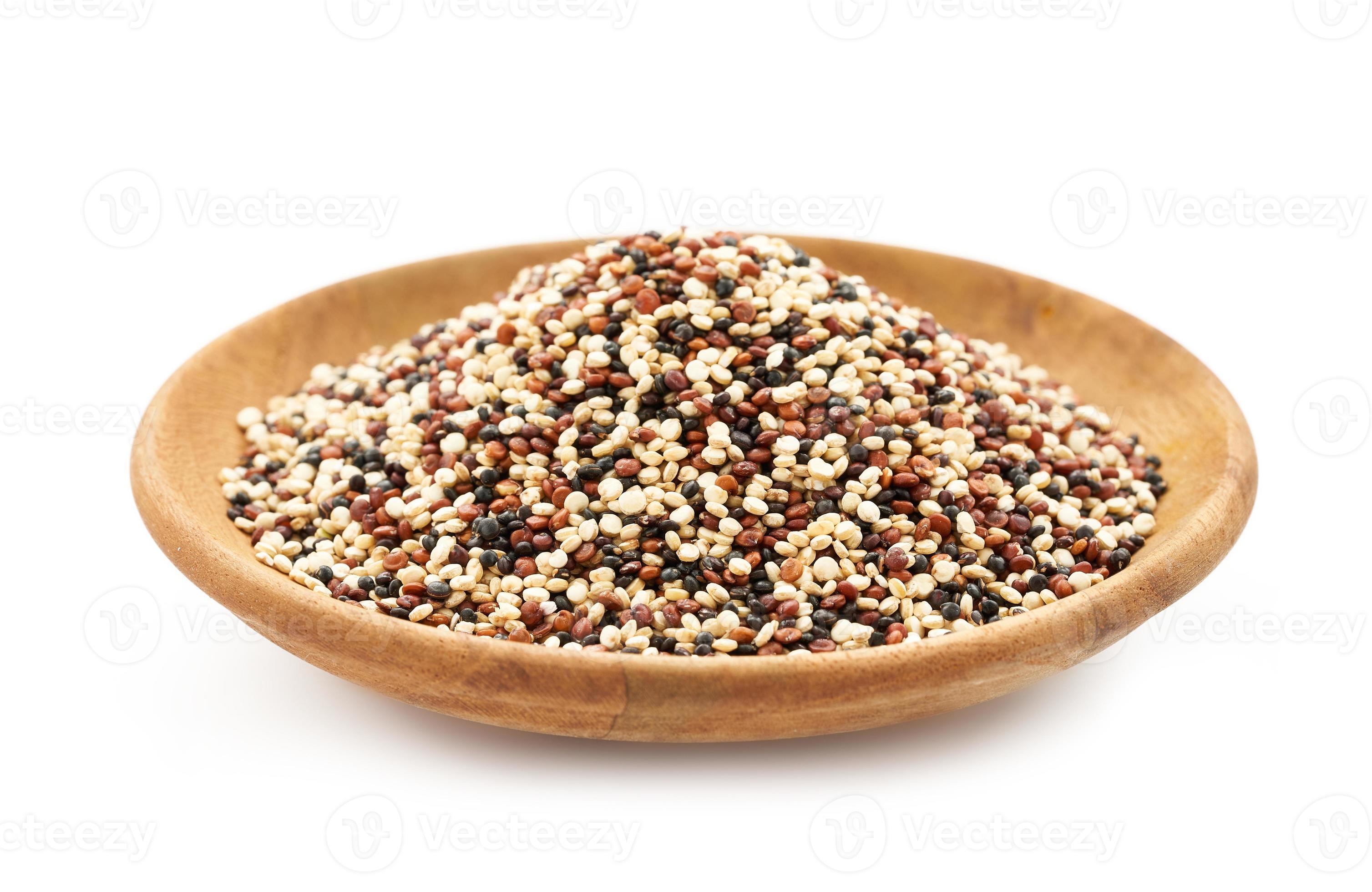 quinua semillas en de madera cuenco aislado en blanco antecedentes