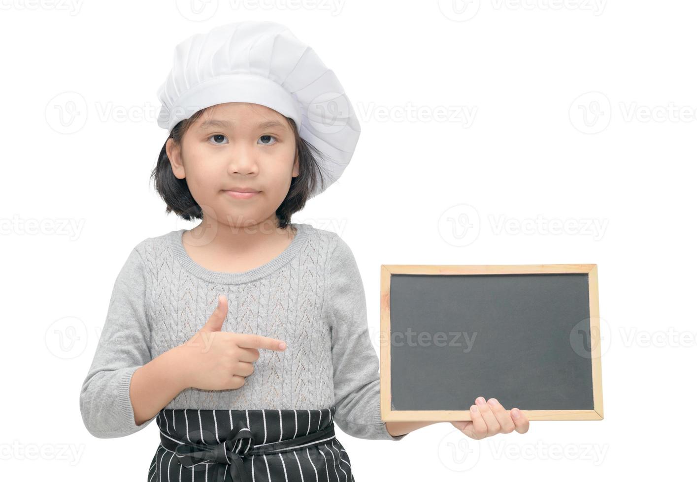 pequeño asiático niña cocinero en uniforme cocinar participación pizarra foto