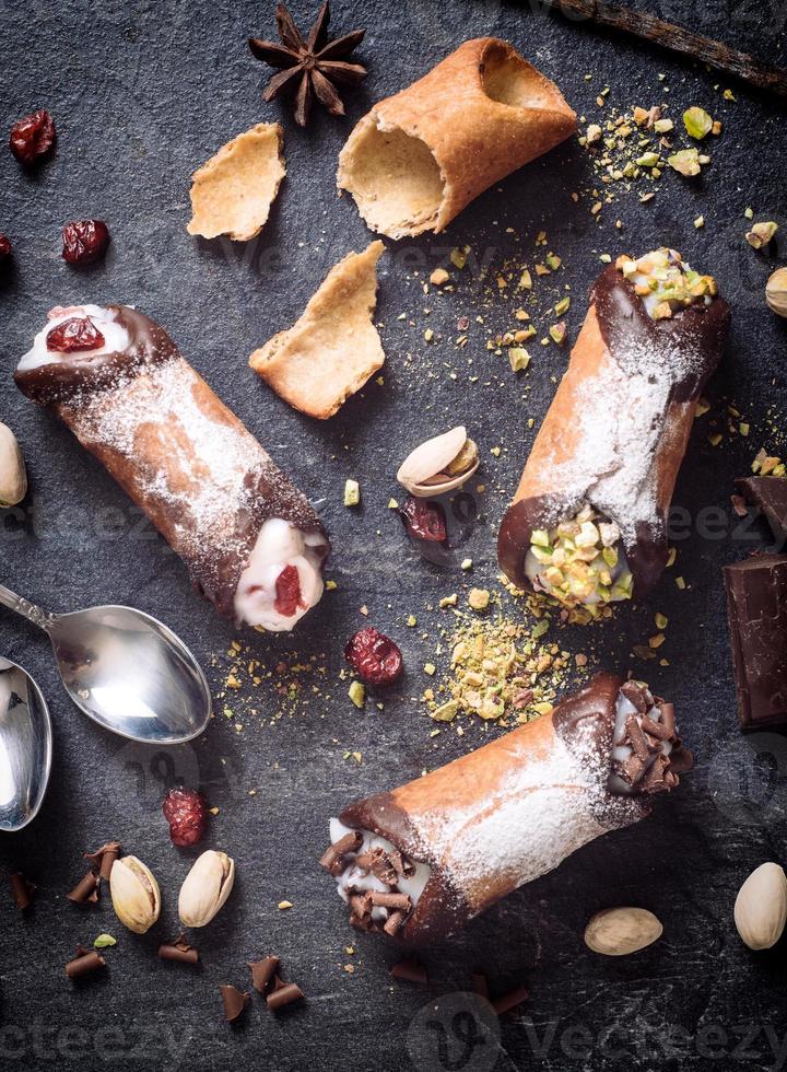 hermosa clasificado dulce cannolis foto