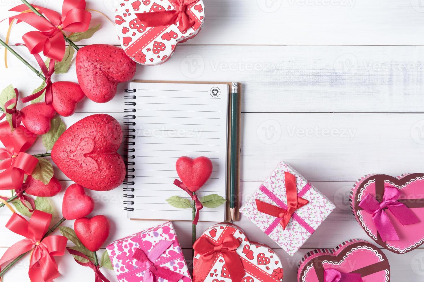 blanco cuaderno con lápiz y enamorado corazón forma regalo caja foto