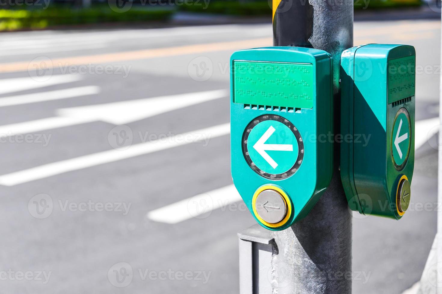 empujar botón a cruzar la carretera con braille código foto