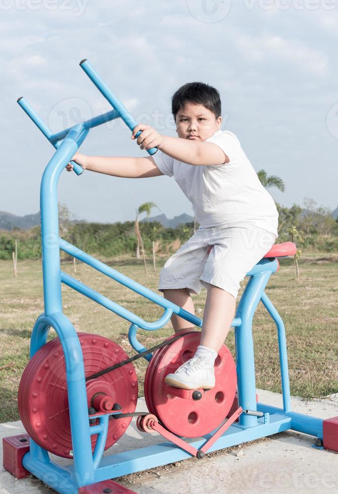 obeso grasa chico ejercicio a público salud parque foto