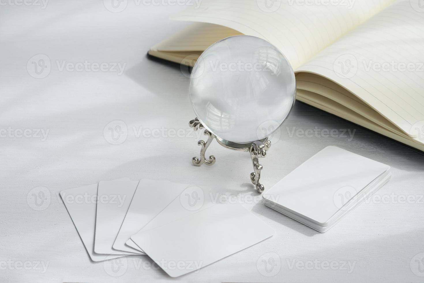 el resumen blanco adivinación o predecir con un cristal pelota y libro limpiar mínimo estilo estado animico antecedentes foto