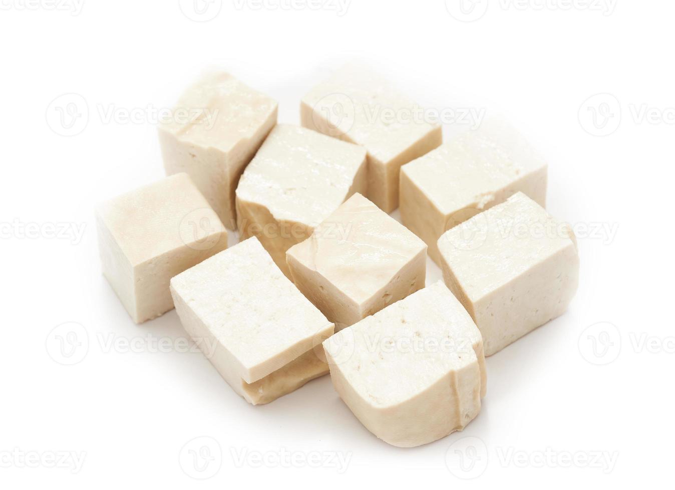 pila de blanco cubo tofu aislado en blanco antecedentes. Fresco blanco cubo tofu aislado en antecedentes. montón de blanco cubo tofu aislado en antecedentes foto