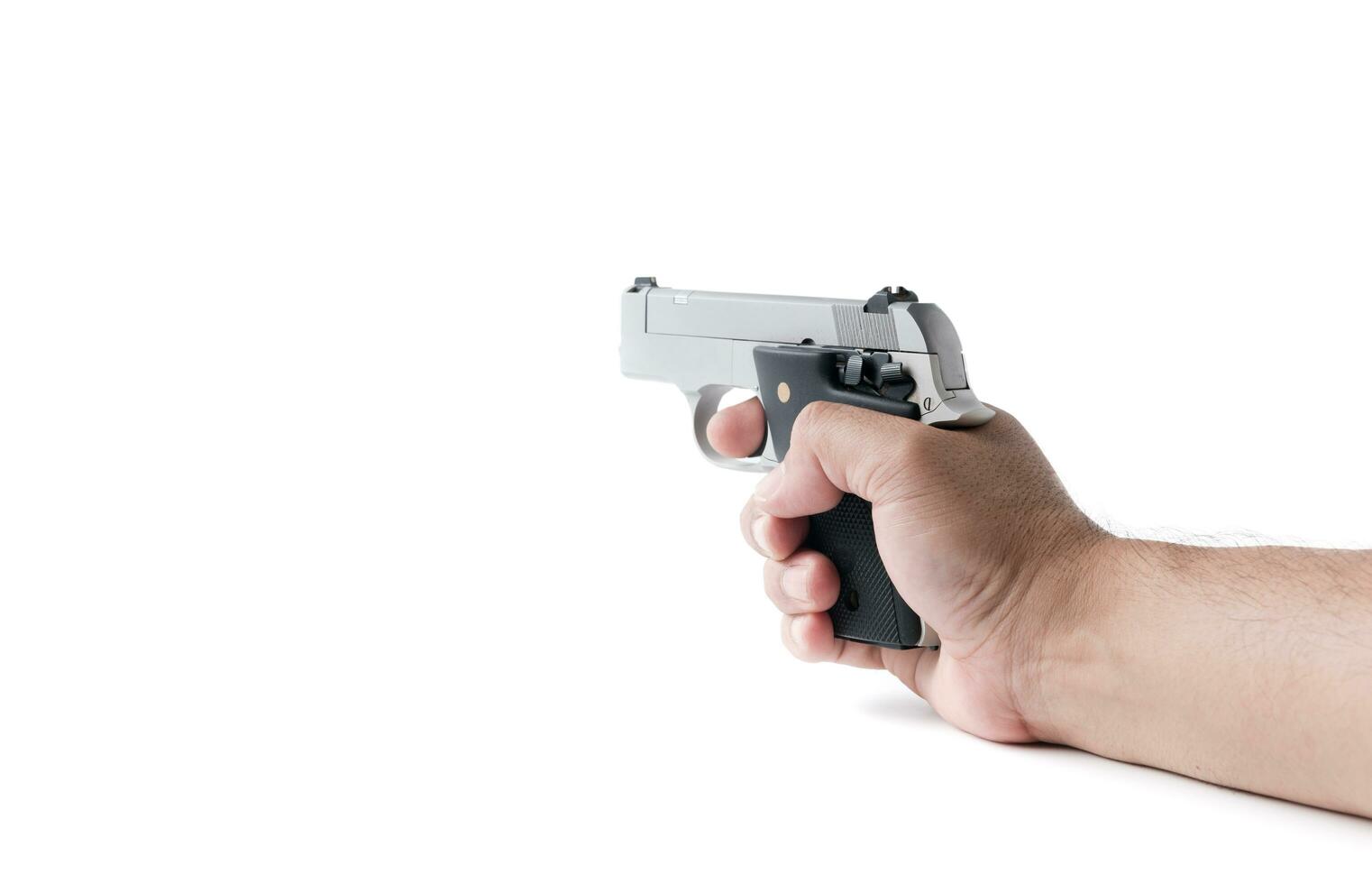 pequeño automático pistola en mano hombre aislado foto
