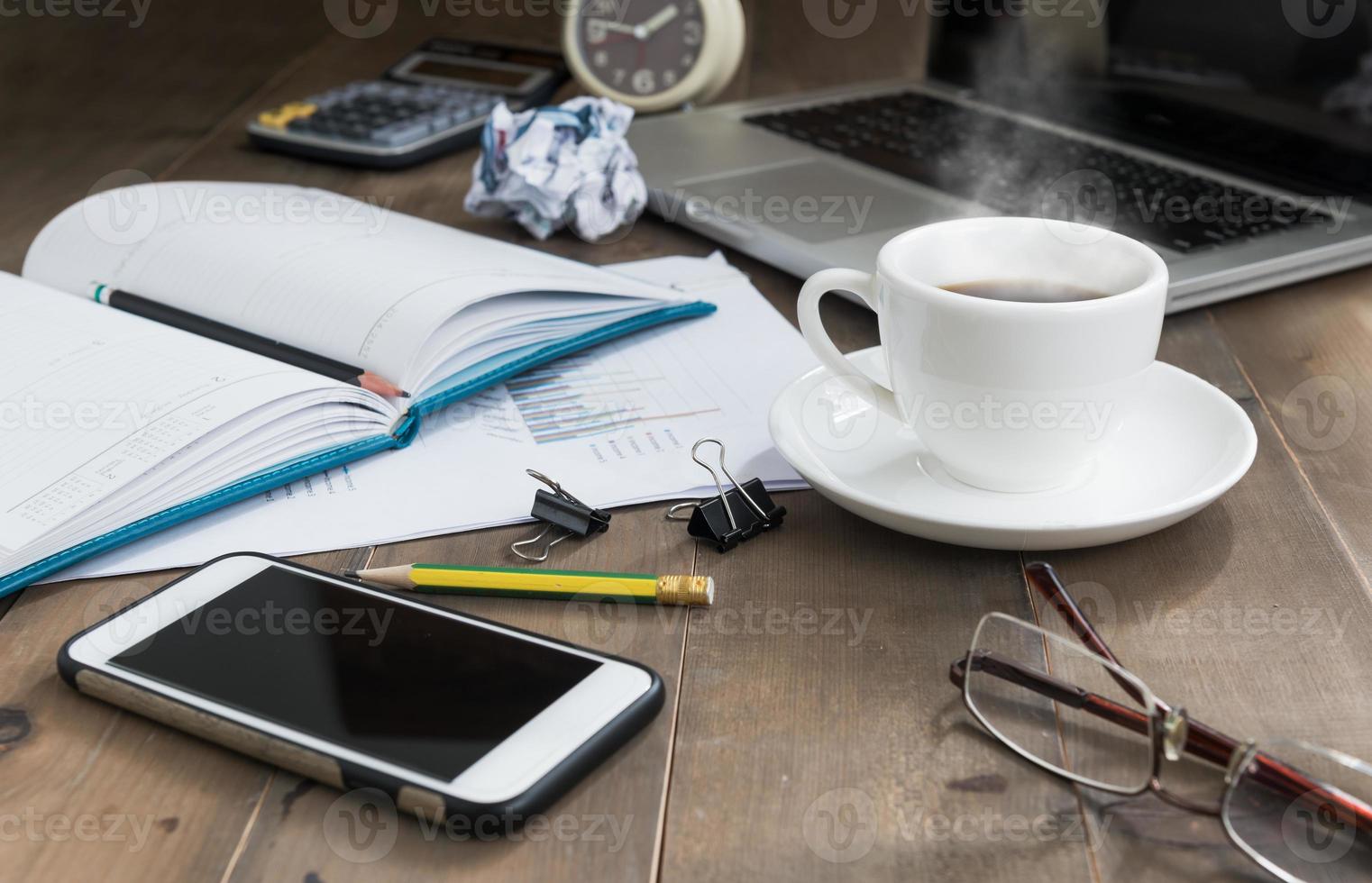 caliente café con computadora cuaderno móvil teléfono foto