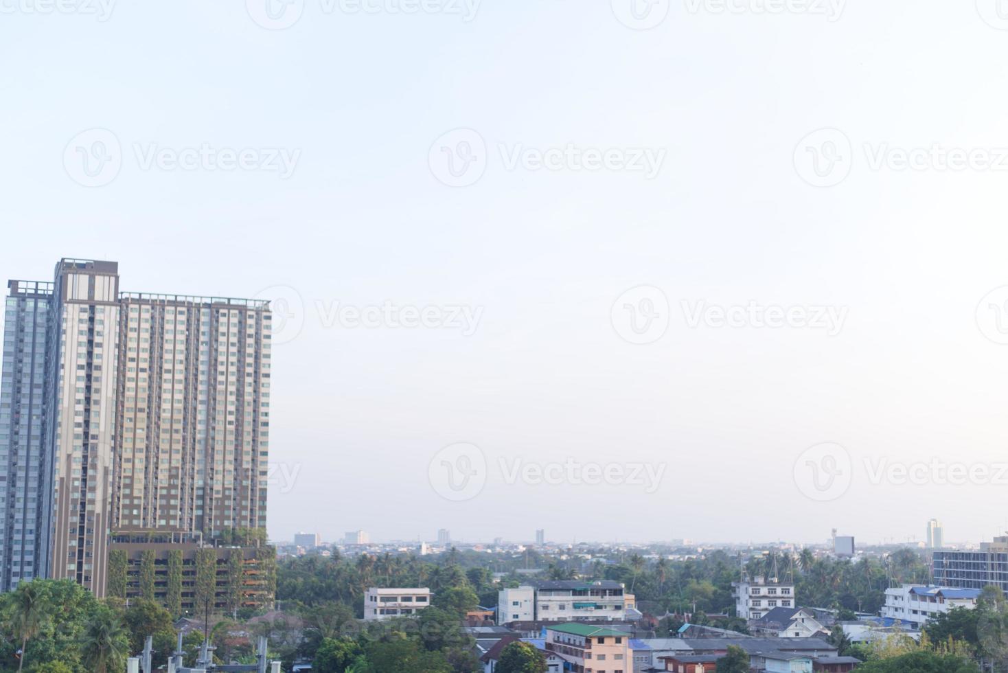 No nubes cielo y el ciudad edificio abajo antecedentes foto