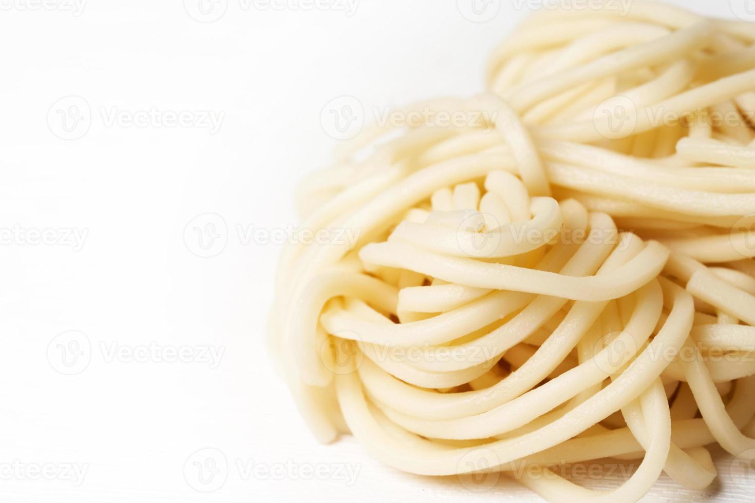 cerca arriba ramen o soba tallarines en blanco antecedentes con Copiar espacio foto