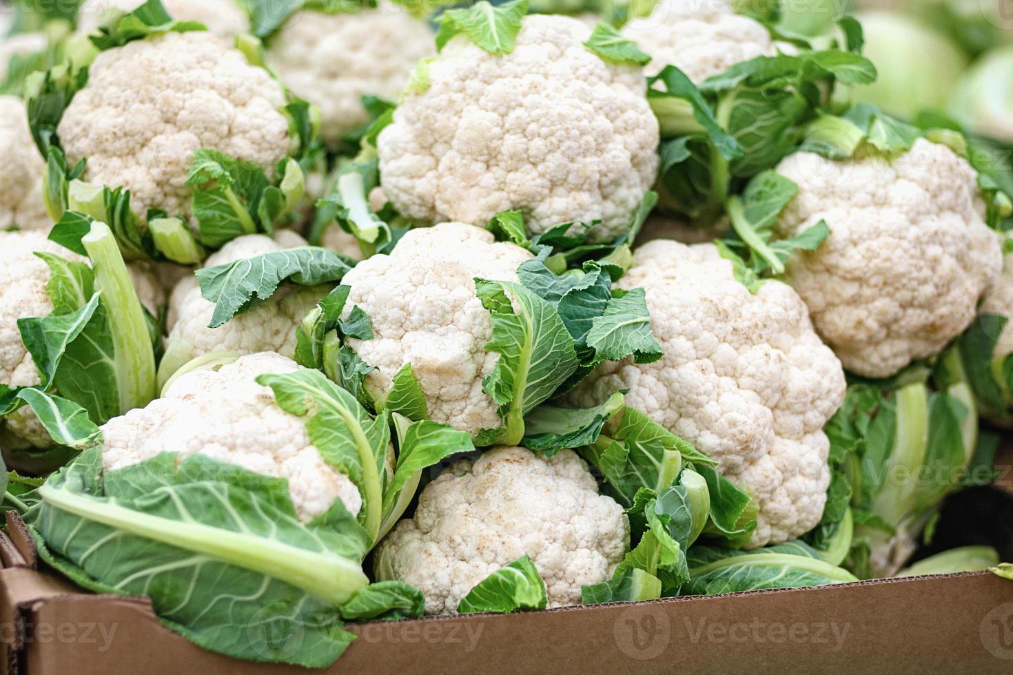 coliflor en un cartulina caja en el tienda de comestibles Tienda foto