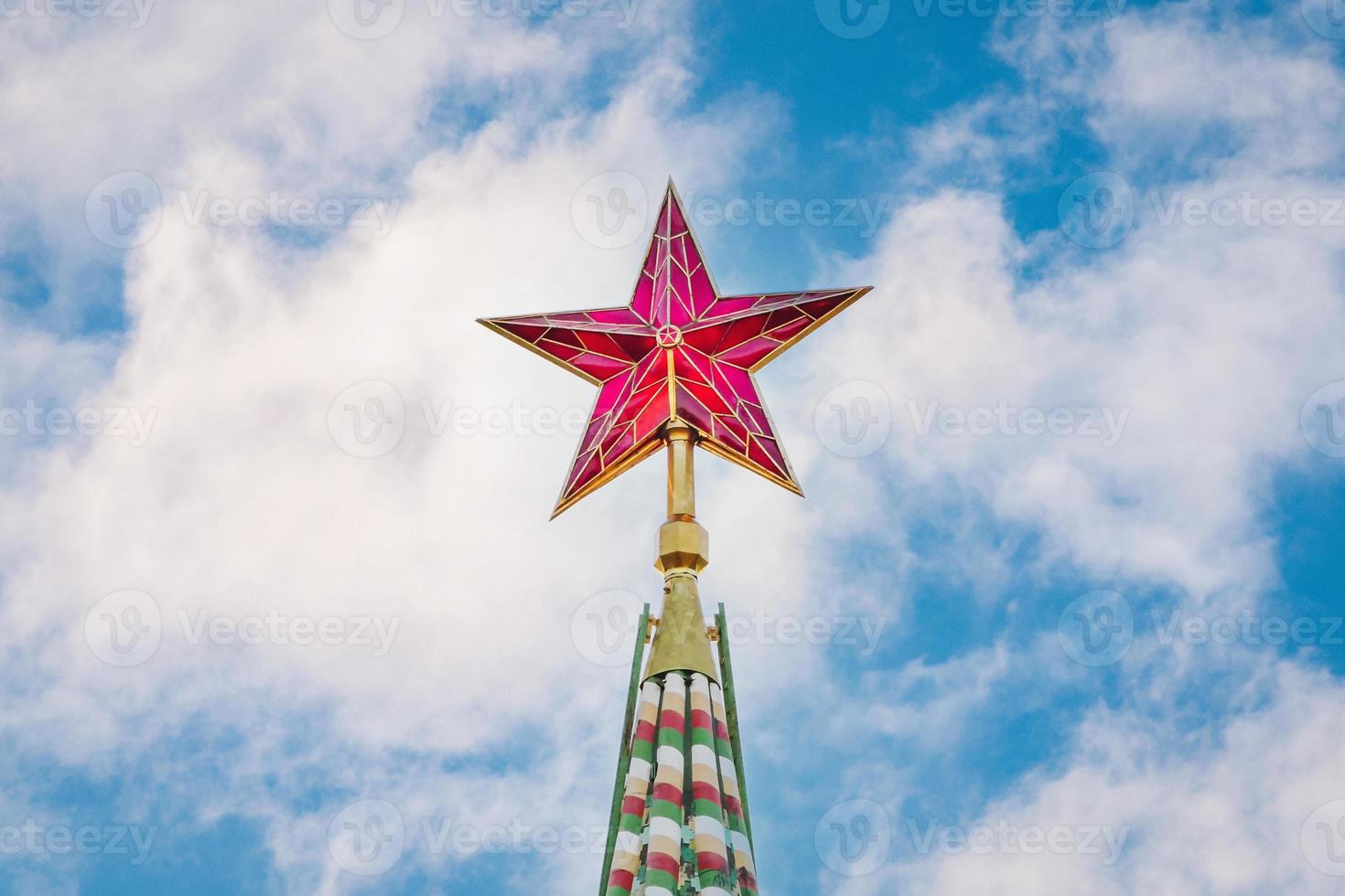 kremlin estrella en contra azul nublado cielo en soleado día foto