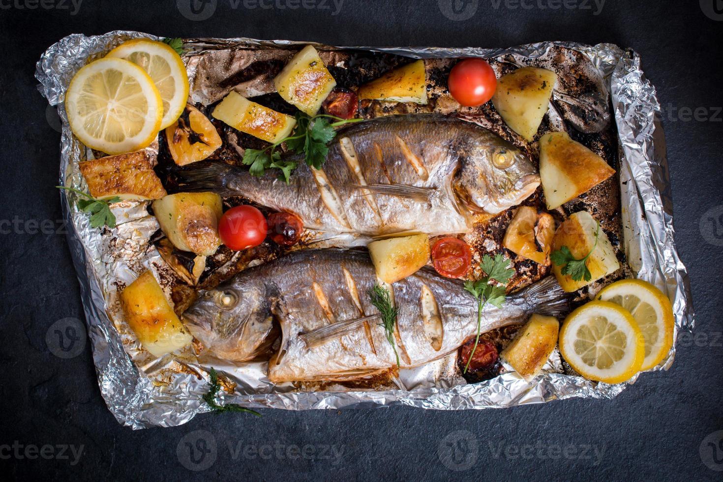 dorada pescado y ingredientes foto