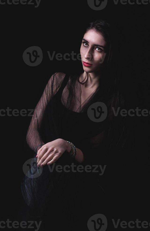 hermosa mujer retrato en oscuro antecedentes foto