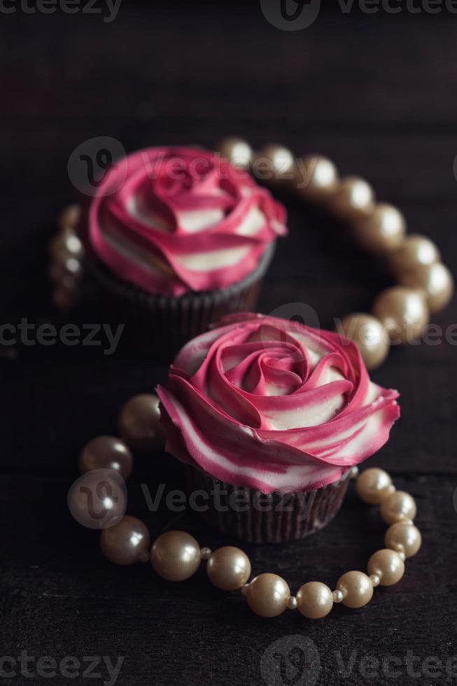 Red roses cup cakes photo