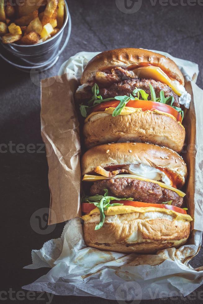 lleno hamburguesas y francés papas fritas foto