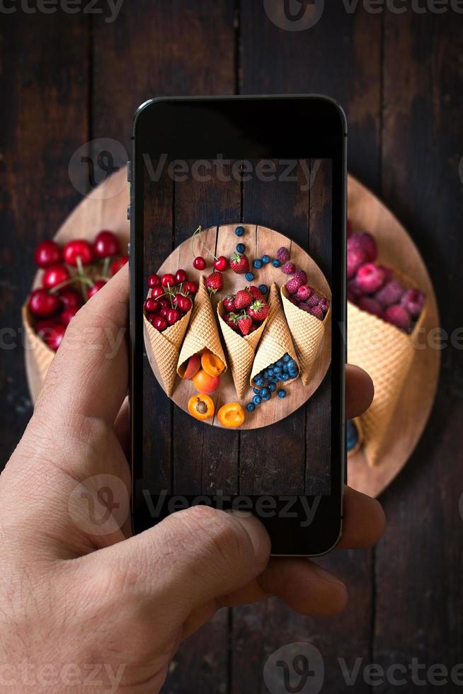 conos de helado con frutas foto