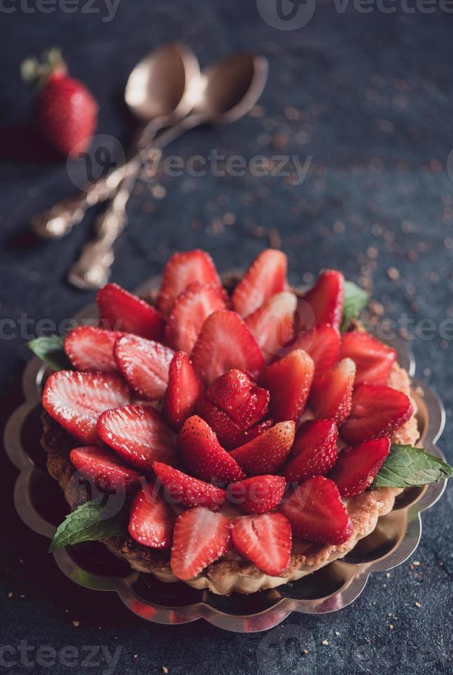 Strawberries and vanilla tart cake photo