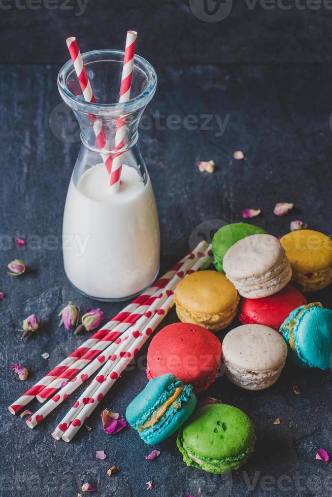 leche y galletas foto