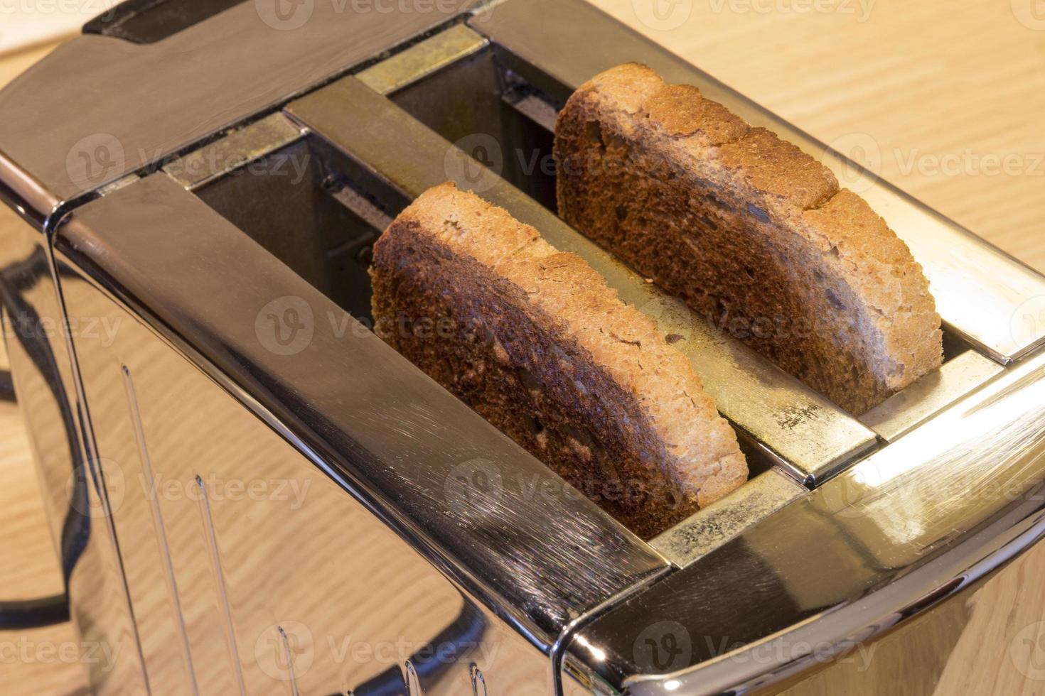 tostadora con tostado un pan , cocina equipo. parte superior vista. foto