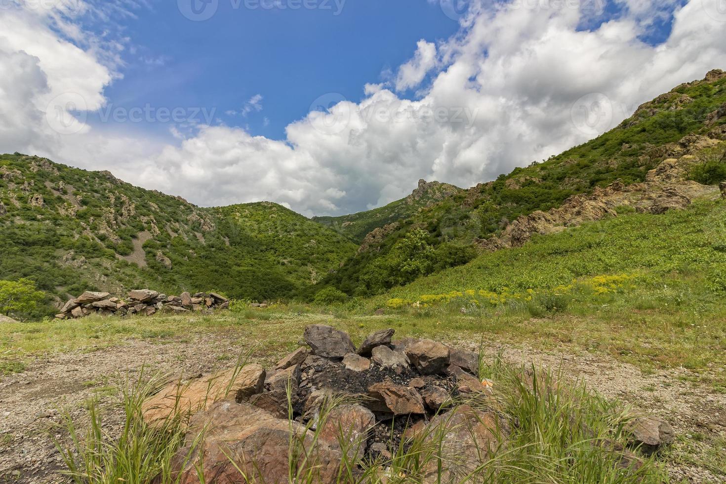 espectacular ver de colinas de un montaña rango. abandonado hogar cámping debajo azul cielo foto