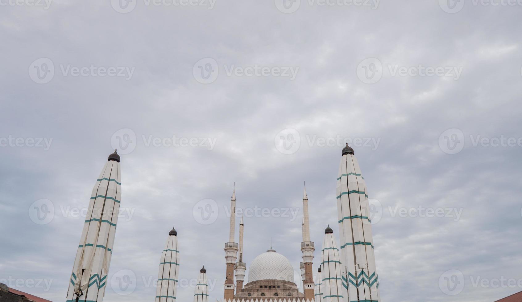 genial mezquita en el semarang central Java, cuando día hora con nublado cielo. el foto es adecuado a utilizar para ramadhan póster y musulmán contenido medios de comunicación.