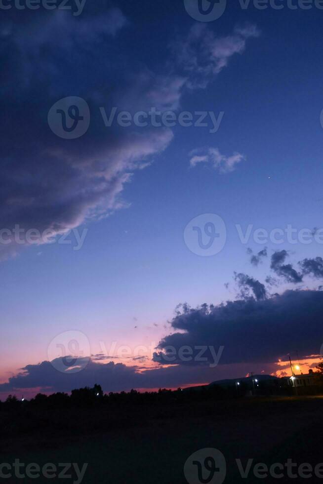 azul cielo con un pocos nubes en eso foto