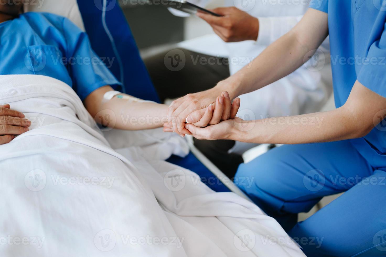 hembra médico participación masculino paciente mano en el cama con recepción salina solución en hospital foto