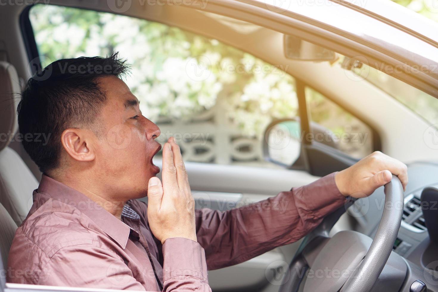 asiático hombre bostezo en auto, siente dormido mientras conduciendo. concepto, Campaña a detener conducción con ebrio, fatiga exhausto, enfermo indispuesto síntomas o negativo sentimientos ese lata porque coche accidente. foto