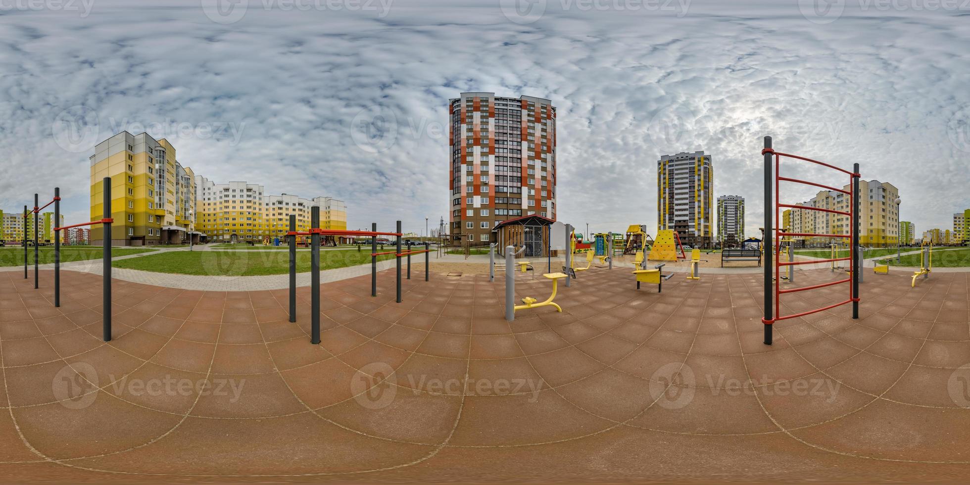 360 hdri panorama ver al aire libre ejercicio equipo gimnasio entre moderno residencial complejo con rascacielos y Alto edificios en equirrectangular esférico proyección Listo vr virtual realidad contenido foto