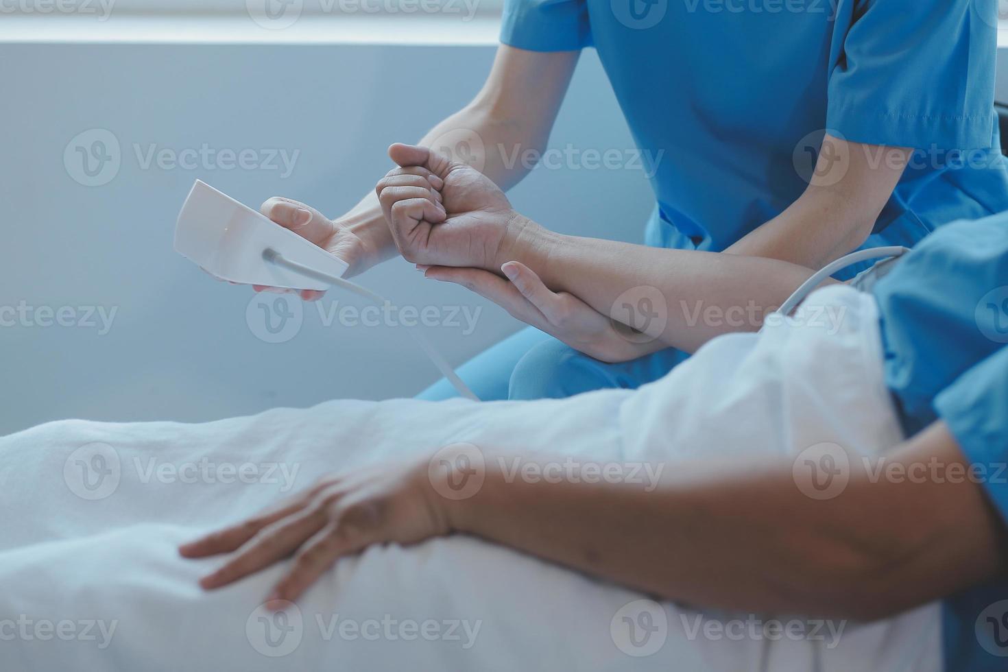 lesionado paciente demostración médico roto muñeca y brazo con vendaje en hospital oficina o emergencia habitación. esguince, estrés fractura o repetitivo presion lesión en mano. enfermero Ayudar cliente. primero ayuda. foto