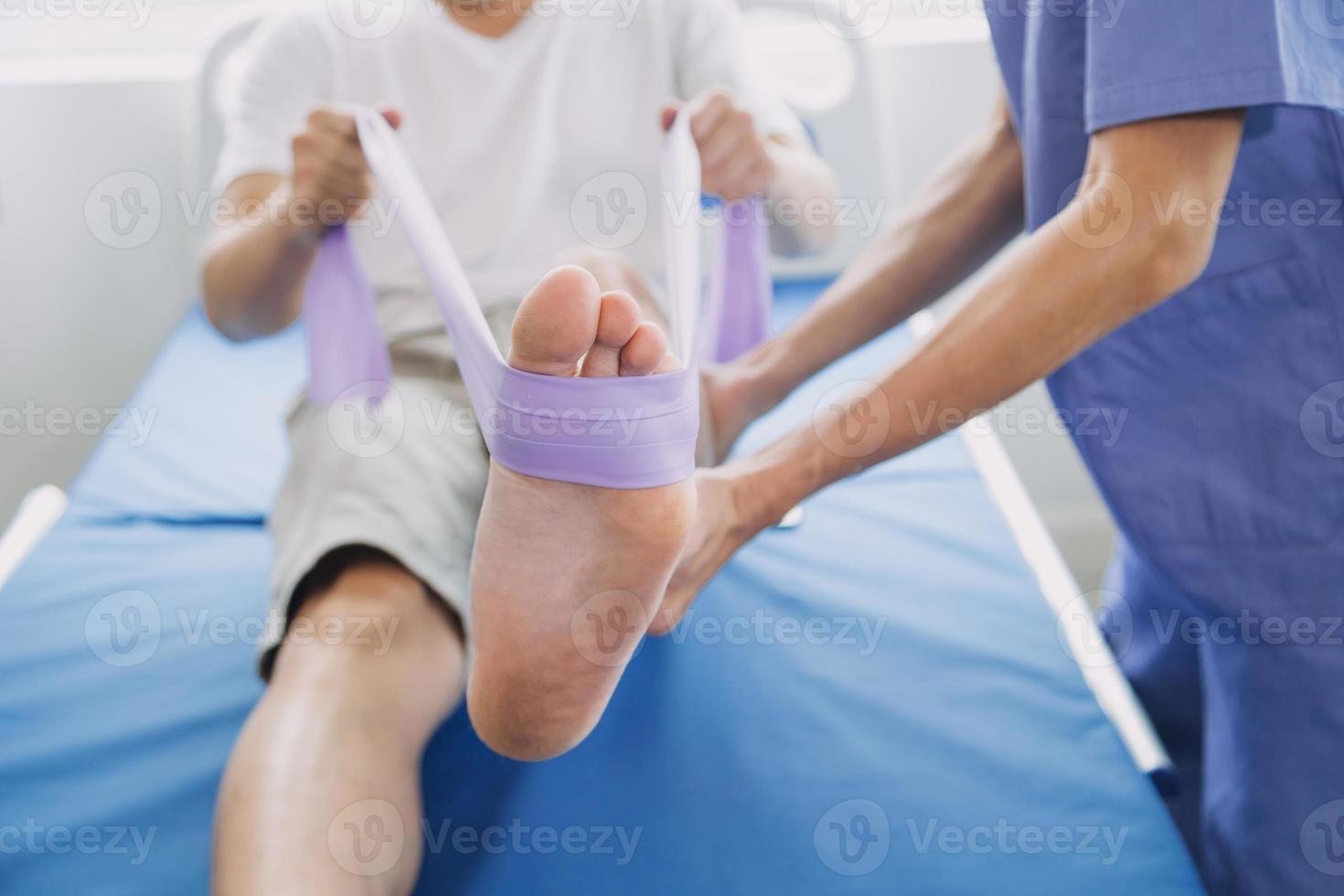 fisioterapeuta trabajando con paciente en clínica, de cerca foto