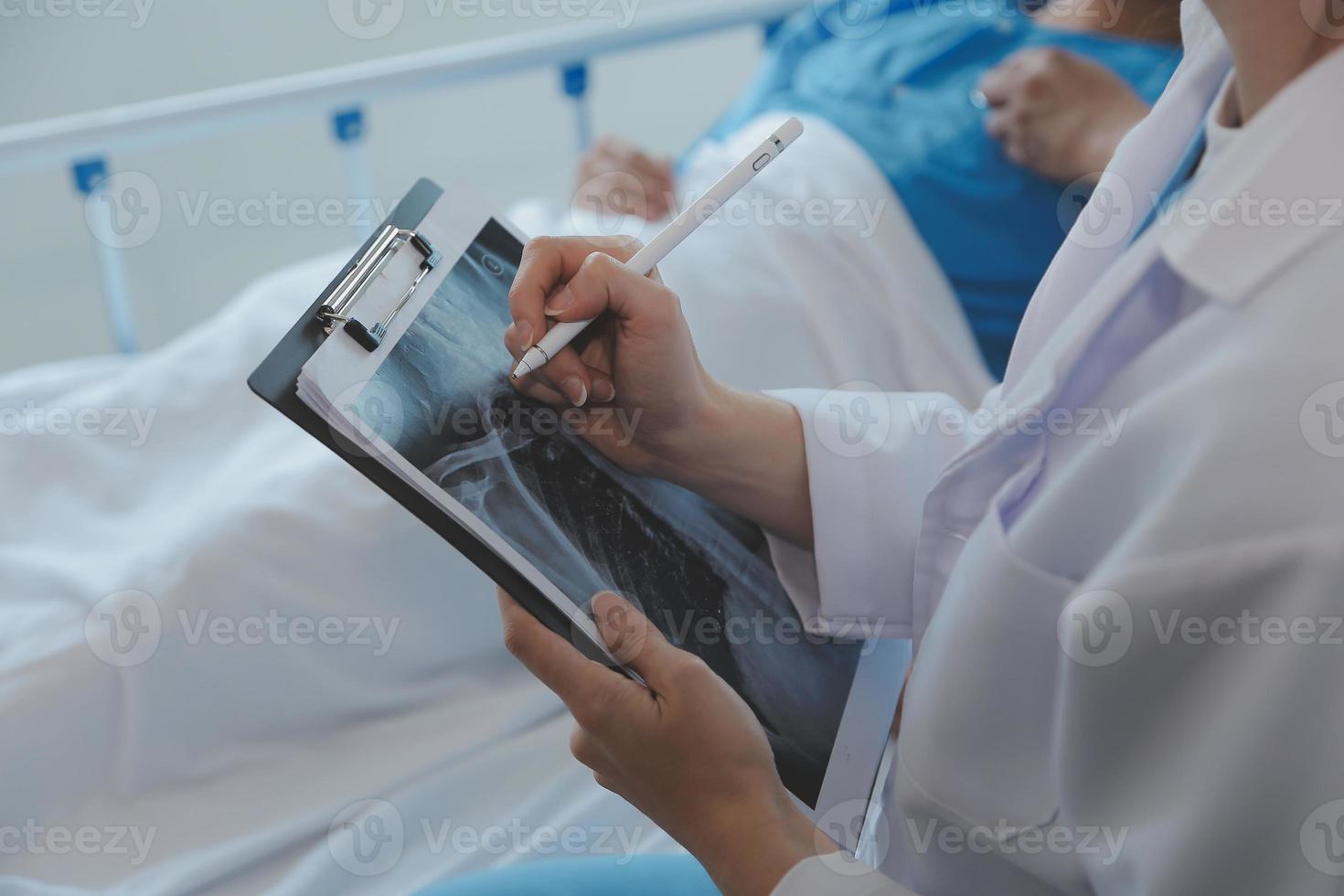 lesionado paciente demostración médico roto muñeca y brazo con vendaje en hospital oficina o emergencia habitación. esguince, estrés fractura o repetitivo presion lesión en mano. enfermero Ayudar cliente. primero ayuda. foto