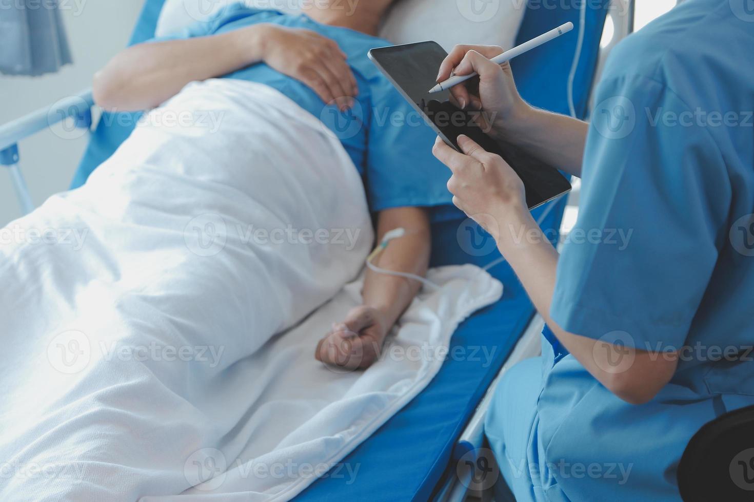 lesionado paciente demostración médico roto muñeca y brazo con vendaje en hospital oficina o emergencia habitación. esguince, estrés fractura o repetitivo presion lesión en mano. enfermero Ayudar cliente. primero ayuda. foto