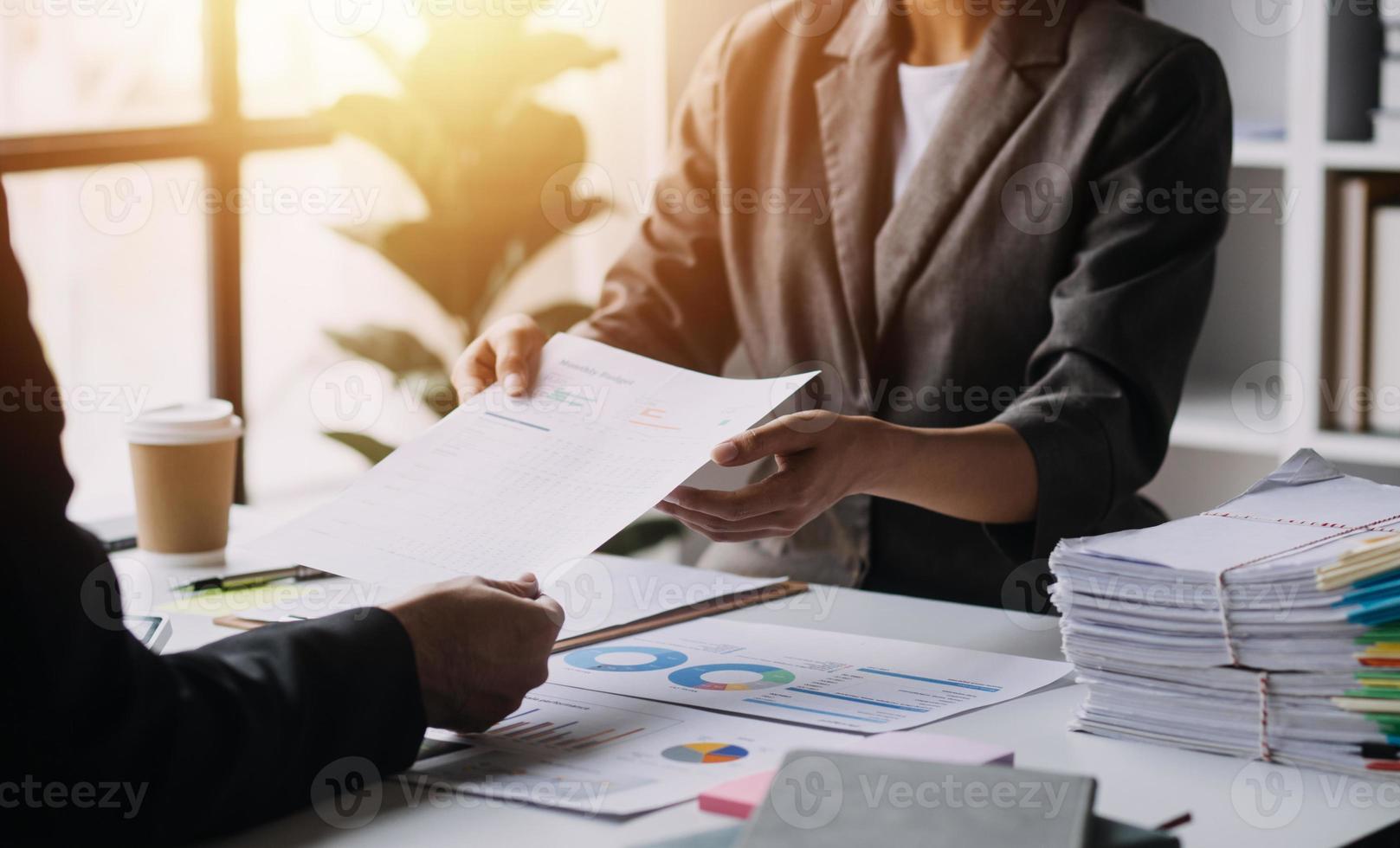 mujer de negocios o contadora que trabaja en inversiones financieras en calculadora, cálculo, análisis de negocios y crecimiento de marketing en gráficos de datos de documentos financieros, contabilidad, concepto económico y comercial. foto