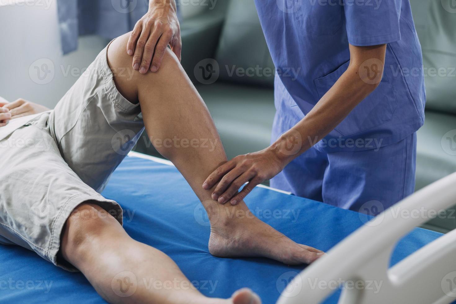 fisioterapeuta trabajando con paciente en clínica, de cerca foto