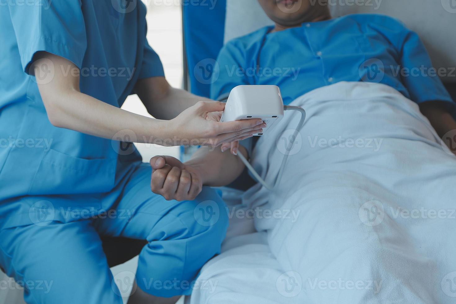 lesionado paciente demostración médico roto muñeca y brazo con vendaje en hospital oficina o emergencia habitación. esguince, estrés fractura o repetitivo presion lesión en mano. enfermero Ayudar cliente. primero ayuda. foto