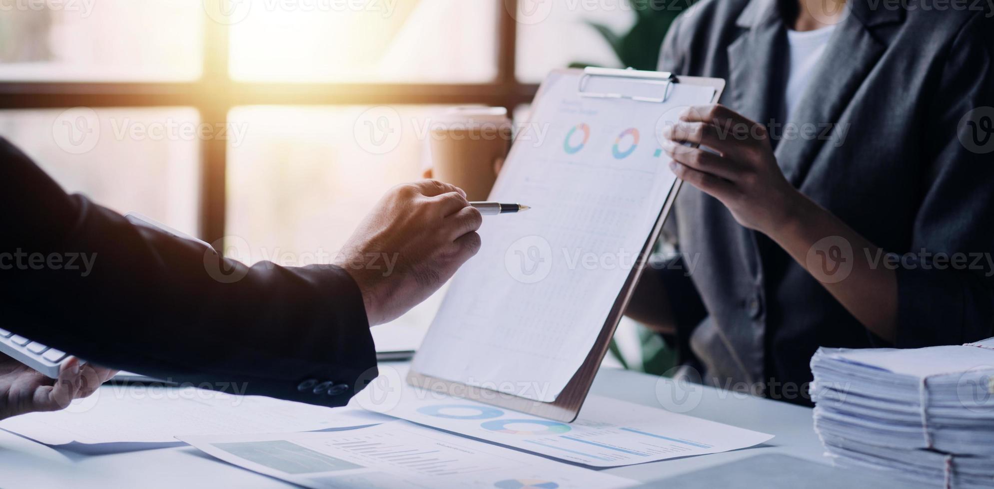 mujer de negocios o contadora que trabaja en inversiones financieras en calculadora, cálculo, análisis de negocios y crecimiento de marketing en gráficos de datos de documentos financieros, contabilidad, concepto económico y comercial. foto