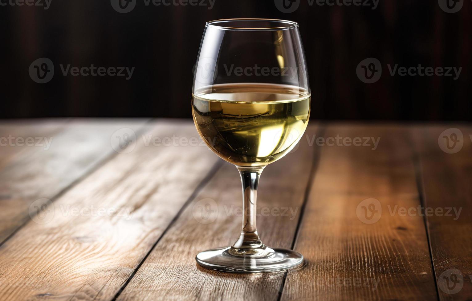 Copa de vino de blanco vino en un de madera mesa en un restaurante foto