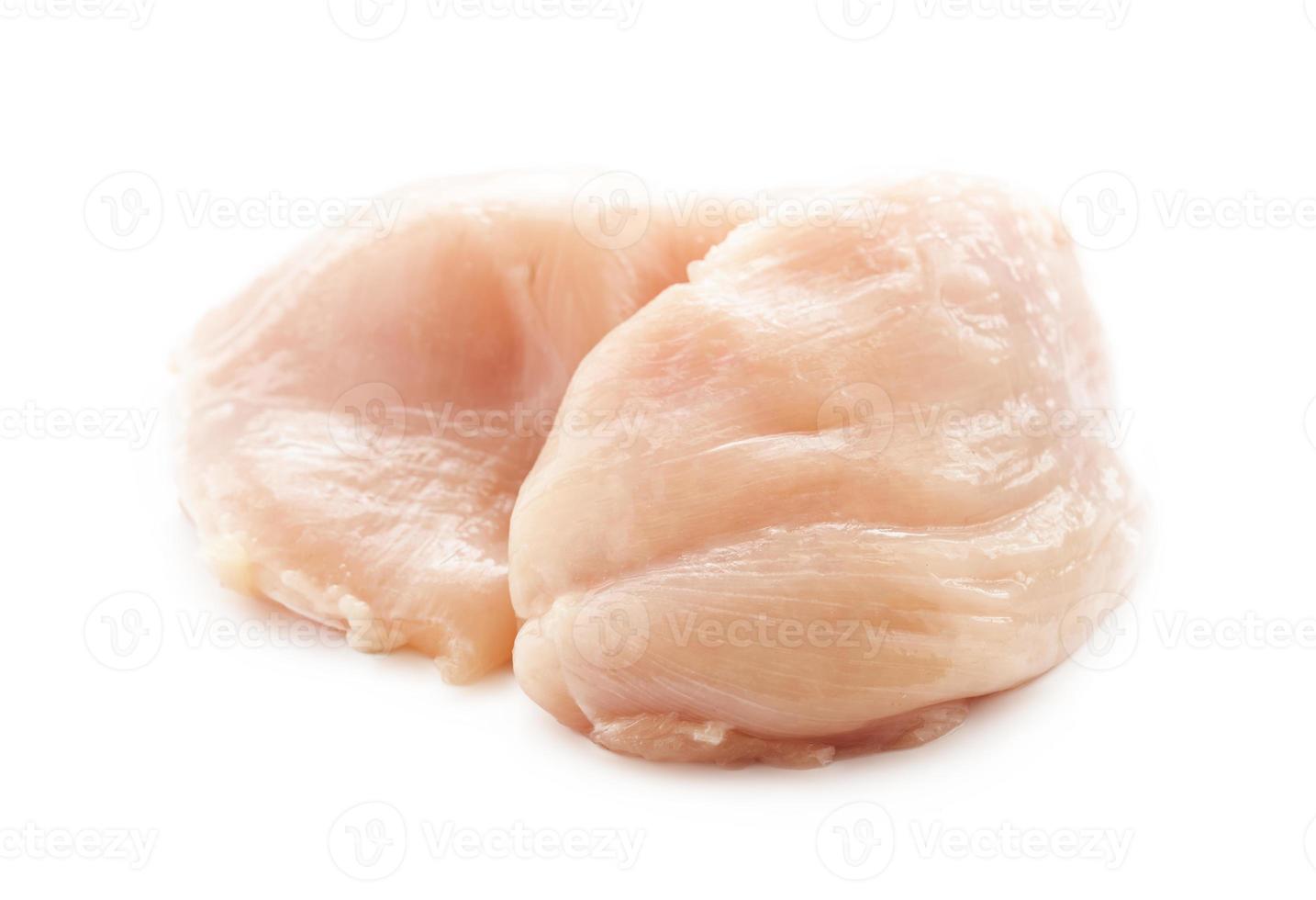 dos Fresco crudo pollo sin piel pecho aislado en blanco antecedentes. Fresco pollo pecho sin piel aislado en blanco antecedentes. sin espinas sin piel división pollo pecho foto