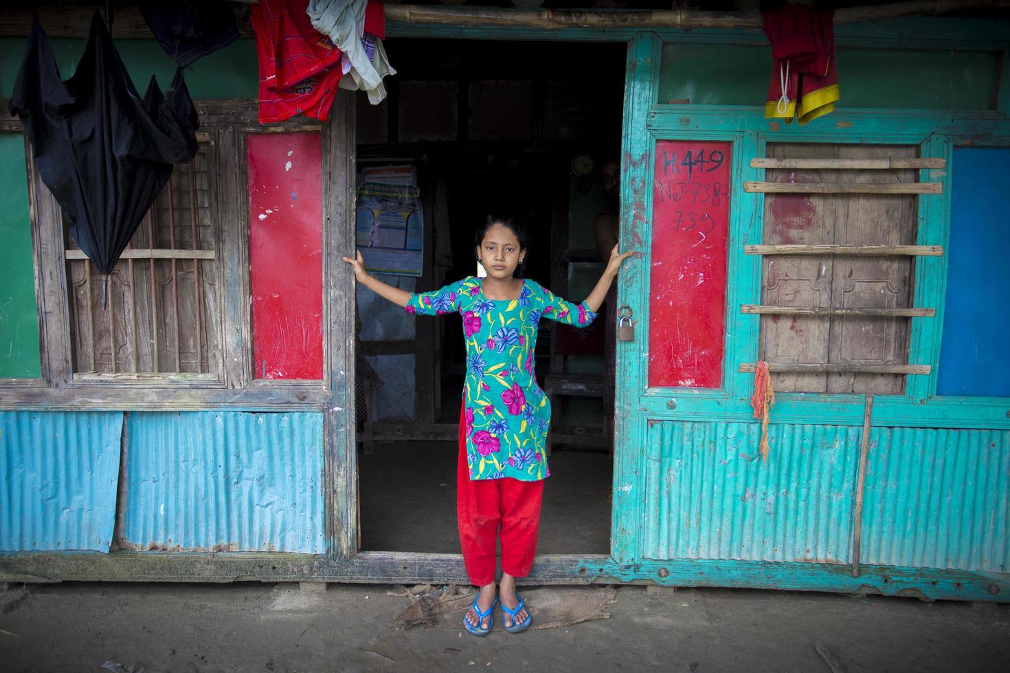 Bangladesh junio 27, 2015 un niña es en pie a su puerta cuyo casa estaba destruido de masivo río erosión a rasulpur, barisal distrito. foto