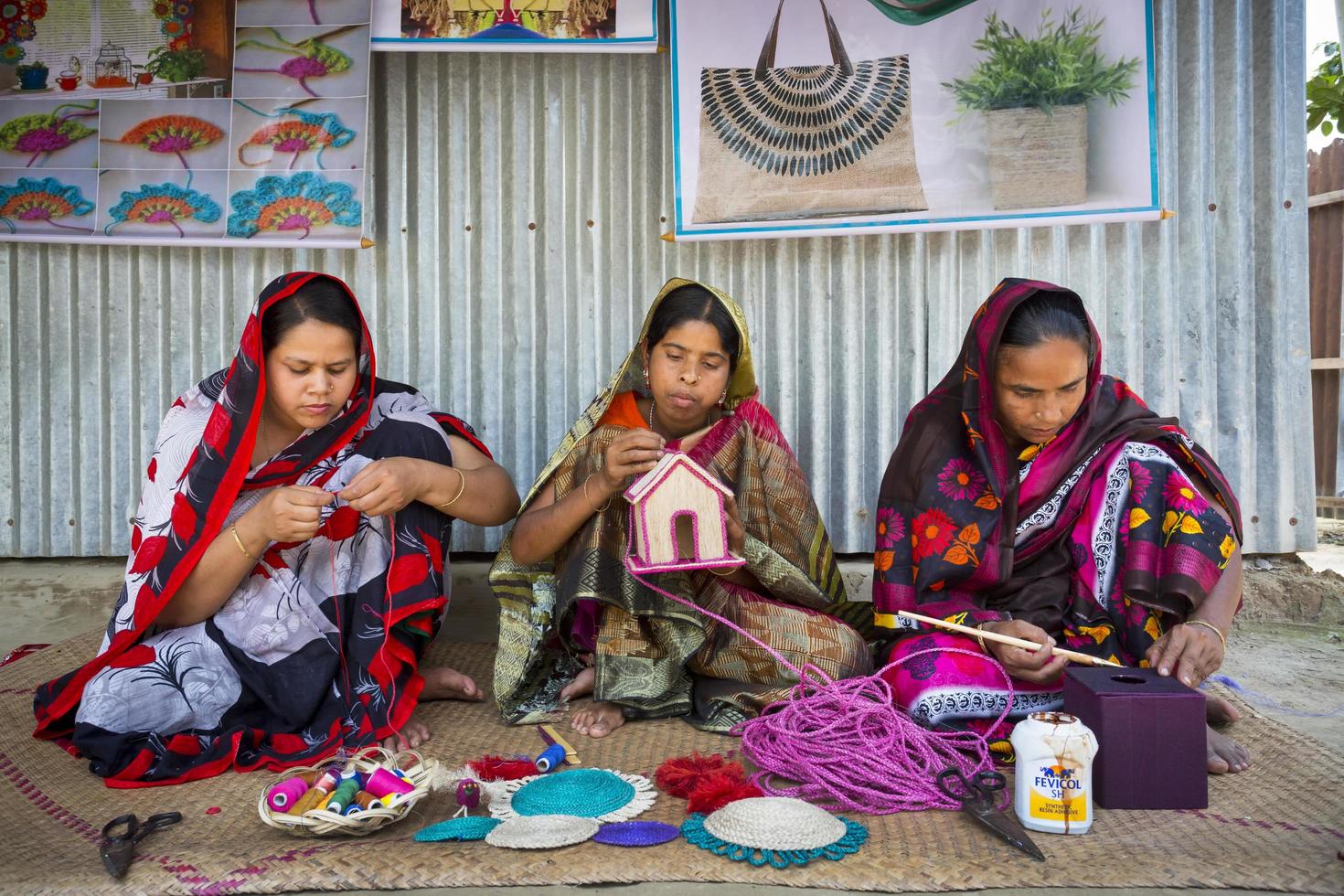 Bangladesh mayo 14, 2018 arte pueblo dónde artesanas son haciendo hogar y oficina usado obra maestra en piña hoja fibras y plátano fibra a tangail, bangladesh foto