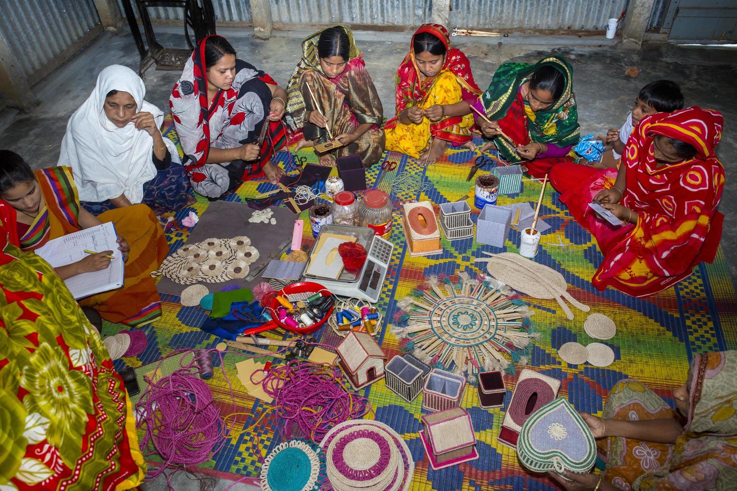 Bangladesh mayo 14, 2018 arte pueblo dónde artesanas son haciendo hogar y oficina usado obra maestra en piña hoja fibras y plátano fibra a tangail, bangladesh foto