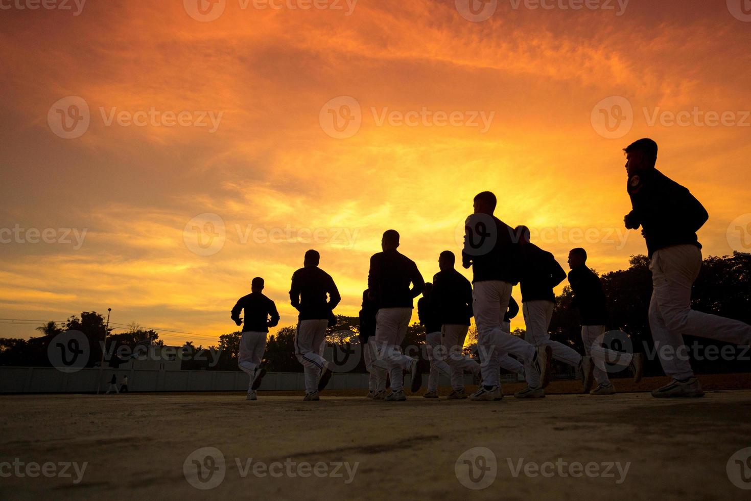 algunos de el joven entrenado soldados son hacer ejercicio en el temprano Mañana dorado tiempo. foto