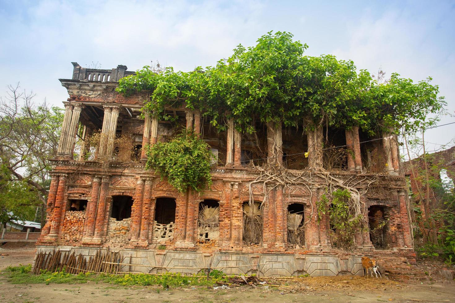 Bangladesh marzo 6, 2019 nakipur zamindar bari casa a nakipur pueblo en shyamnagar upazila, satjira, bangladesh foto