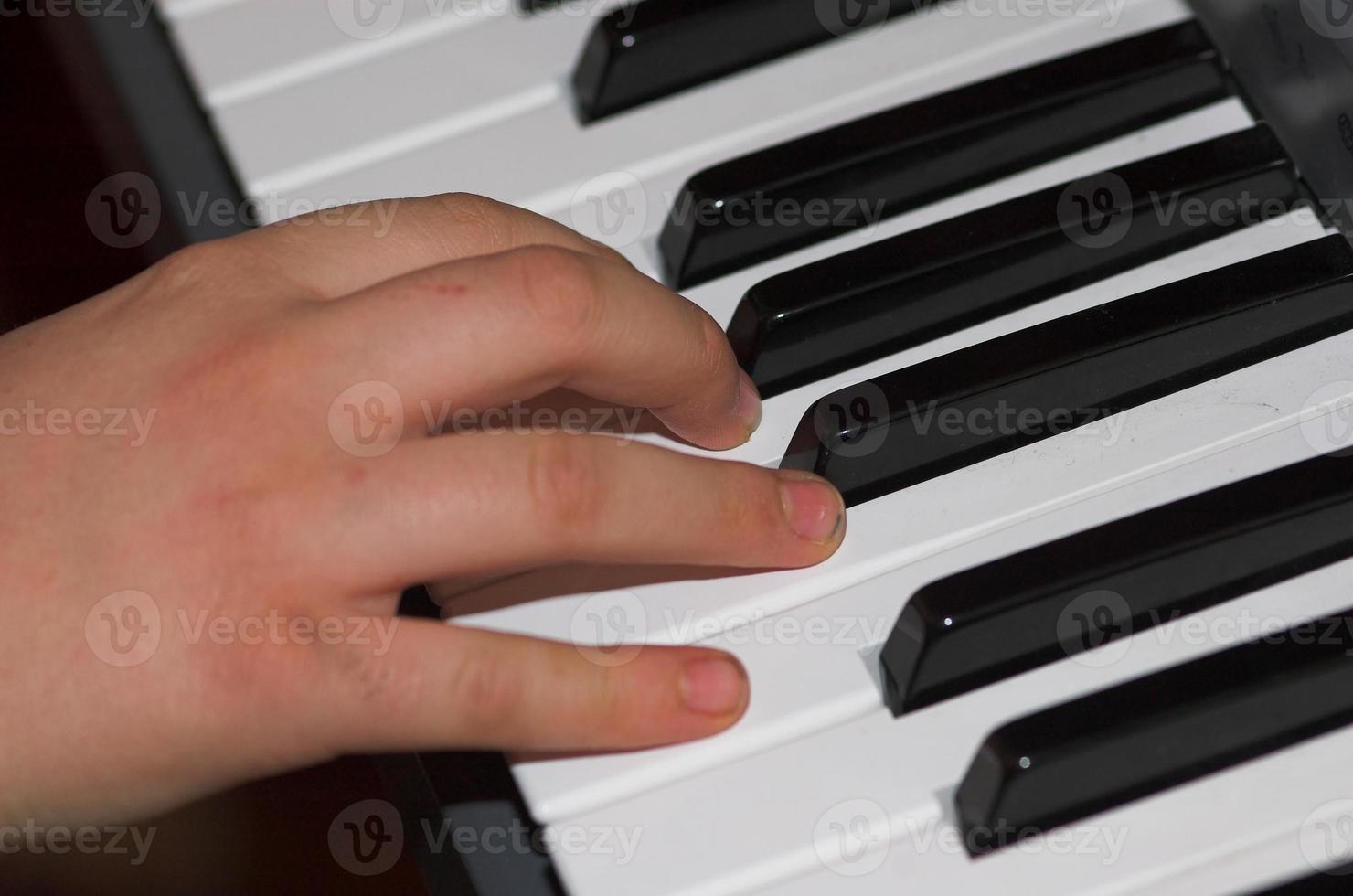 hand play piano photo