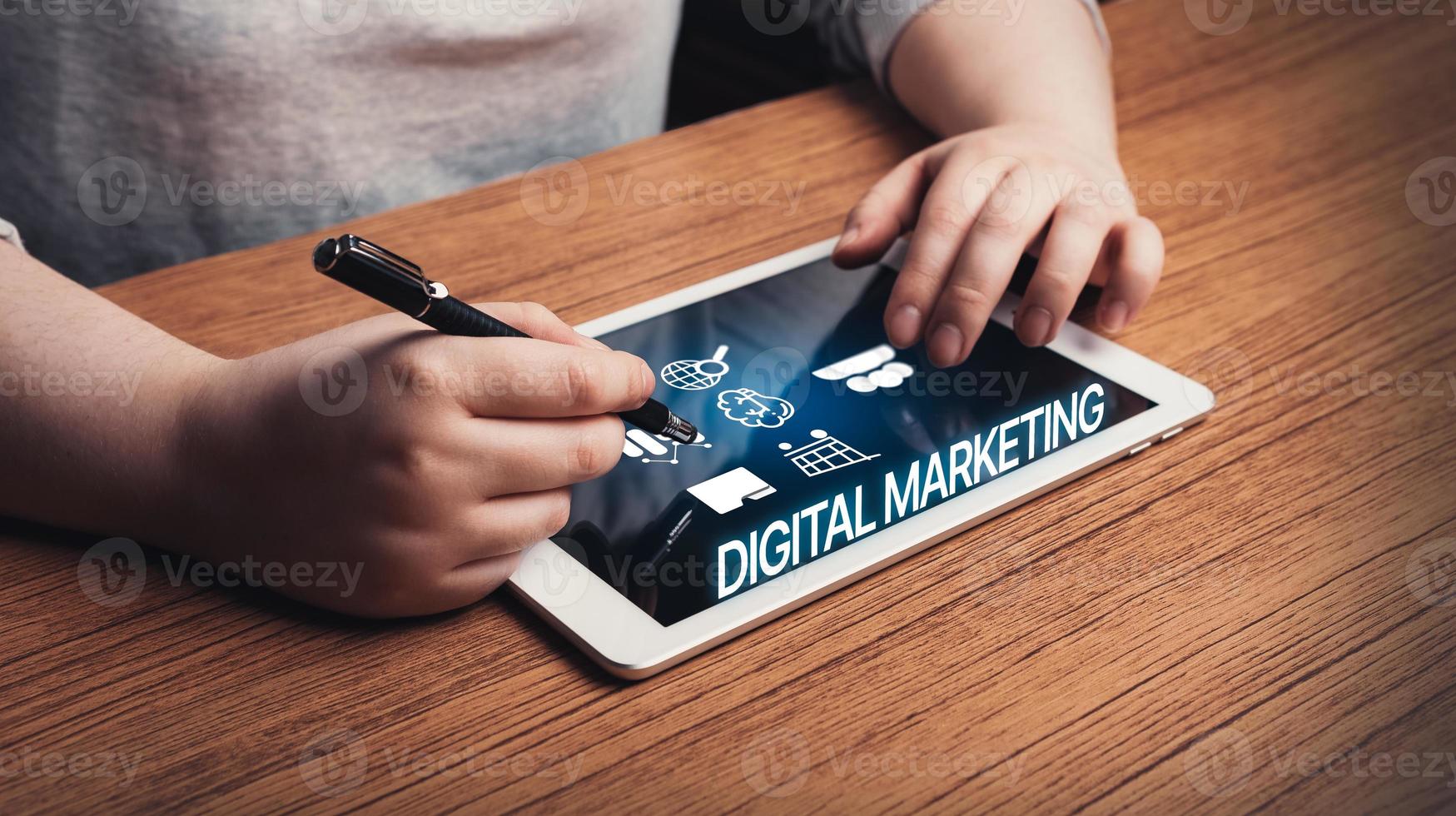 mujer usar digital tableta con, digital marketing, en pantalla y vr interfaz. digital márketing tecnología concepto. Internet. en línea. buscar motor mejoramiento. SEO mmm vídeo publicidad. foto