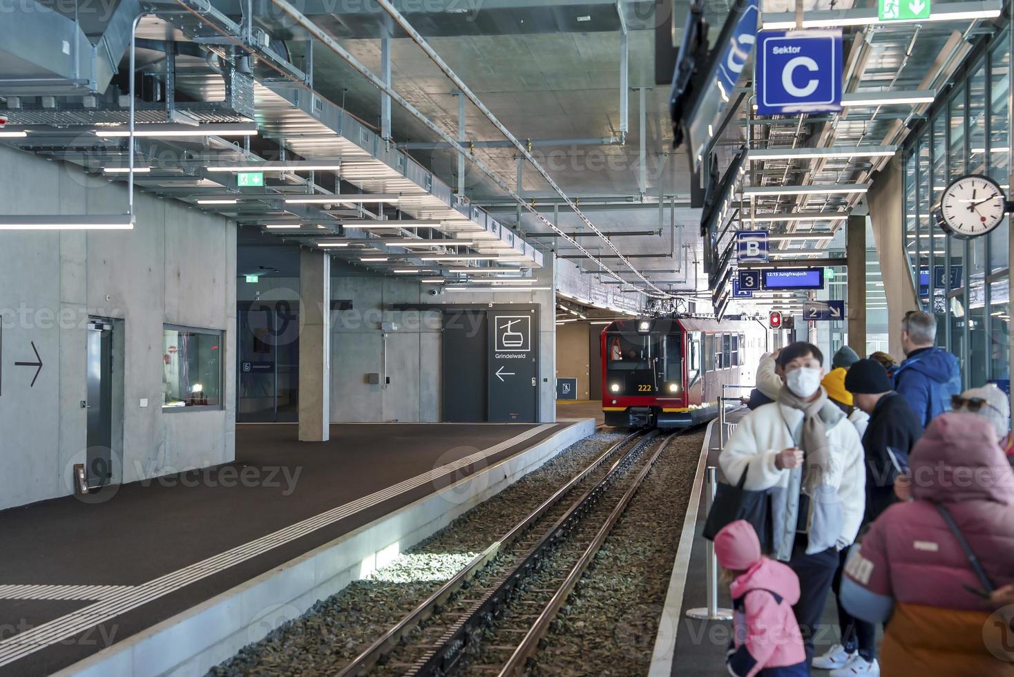 pasajeros esperando a jungfrau ferrocarril estación para tren foto