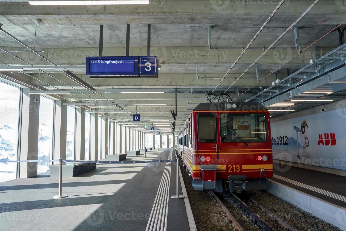 rojo eléctrico tren estacionado a vacío jungfrau ferrocarril estación foto