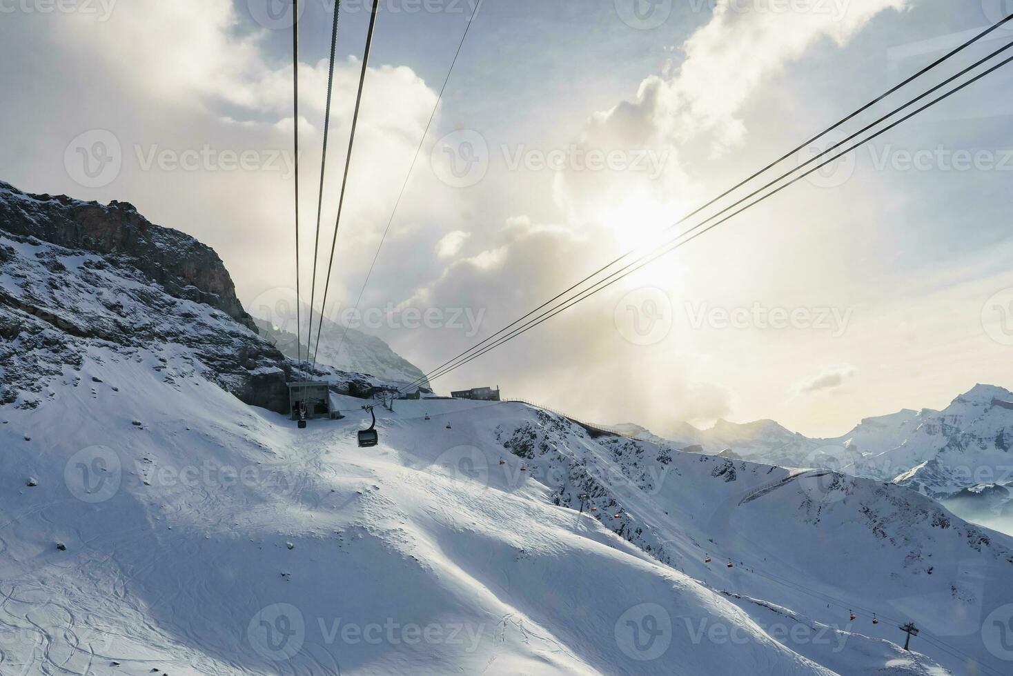 góndola levantar Moviente terminado nevado montañas debajo nublado cielo foto