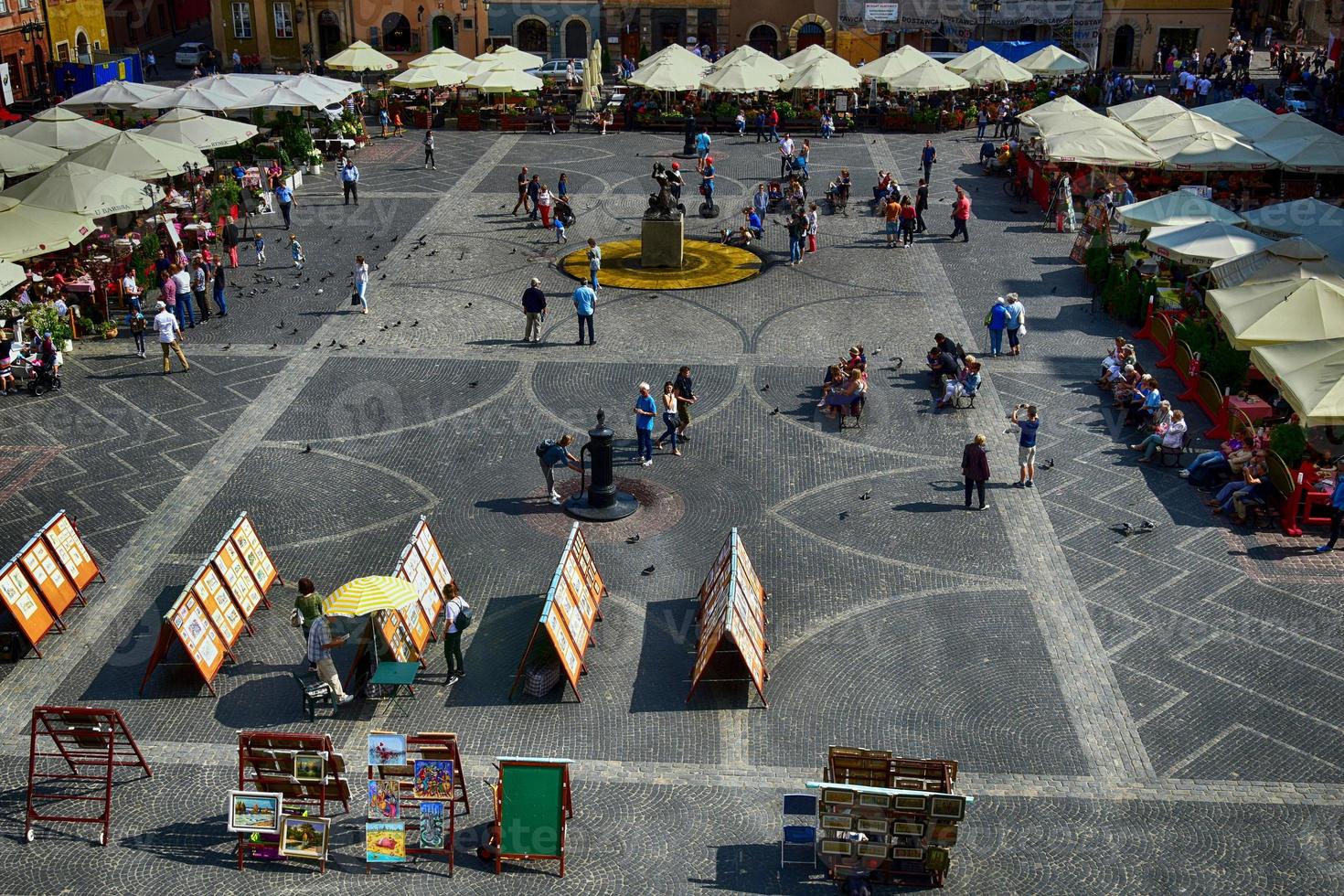 un ver desde encima de el Varsovia antiguo ciudad y el rodeando edificios en un verano día foto