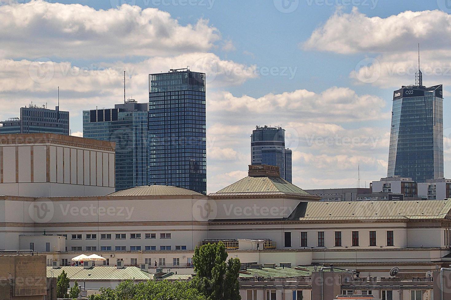 un ver desde encima de el Varsovia antiguo ciudad y el rodeando edificios en un verano día foto